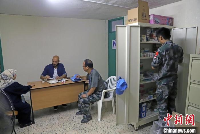 图为中国维和军医接诊当地民众，并为患者提供免费药品。　孙帅 摄