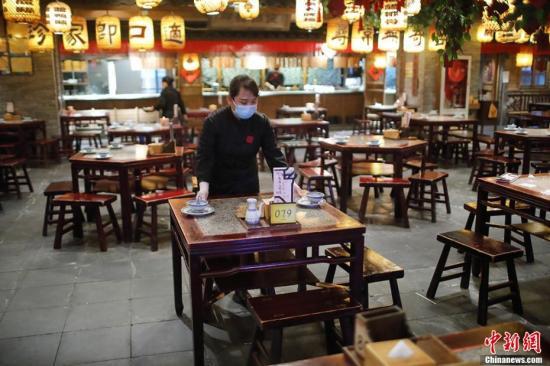 图为3月4日南京大牌档金茂汇店堂食业务开启首日。和大多数餐厅一样，这里的用餐区域并未全部开放，餐桌之间距离比以往更大。 泱波 摄